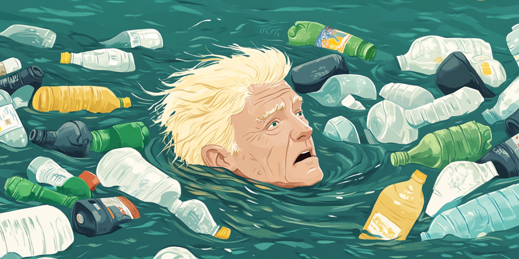 Hombre de cabello rubio flotando en el agua, rodeado de botellas de plástico de distintos colores y formas. Su rostro muestra preocupación o sorpresa.
